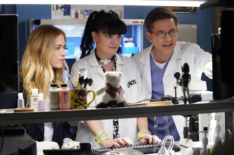 (v.l.n.r.) Bishop (Emily Wickersham); Abby (Pauley Perrette); Palmer (Brian Dietzen) – Bild: Robert Voets /​ CBS Broadcasting, Inc.