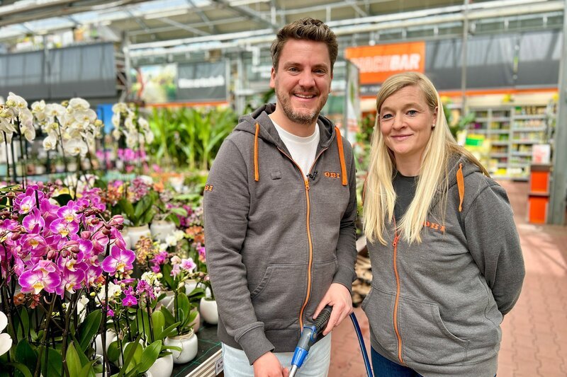 Ralf Herrmann mit Verkäuferin Nicole – Bild: RTL