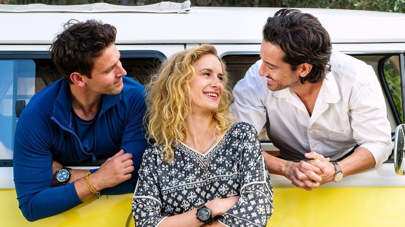 Ein Sommer am Gardasee Schwierige Entscheidung: Joshua Grothe als Lukas, Pia-Micaela Barucki als Nell, Stefano Bernardin als Simone – Bild: SRF/​ZDF/​Florian Licht