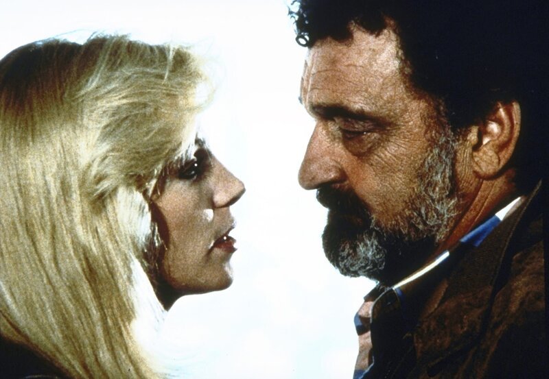 Marks (Victor French, r.) Glück scheint vollkommen: Er hat sich in die schöne Nina (Shannon Tweed, l.) verliebt. – Bild: Worldvision Enterprises, Inc.