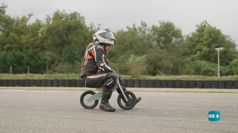 Ein Mann fährt auf einem Kinderfahrrad. – Bild: CH Media