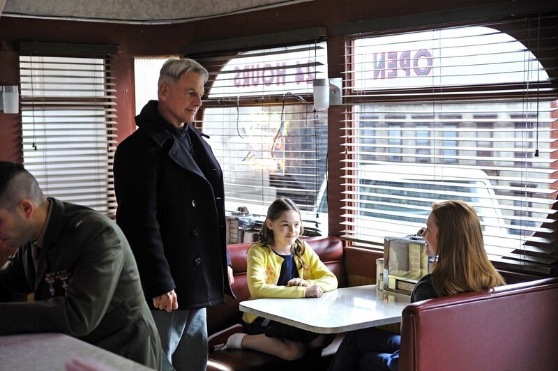 Bei einem Stopp für seinen allmorgendlichen Kaffee findet sich Gibbs (Mark Harmon, 2.v.l.) auf einmal in einem Schusswechsel wieder. In einem Moment großer Gefahr hinterfragt er die wichtigsten Entscheidungen seines Lebens und erinnert sich an seine Frau Kelly (Sam Schuder, r.) und seine Tochter Shannon (Darby Stanchfield, 2.v.r.) … – Bild: PLURIMEDIA (CBS /​ Sonja Flemming)