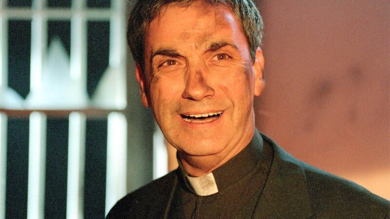 Pfarrer Maximilian Ahrens (Franz Mey) ist es in letzter Sekunde gelungen, Eva das Leben zu retten, doch nun gibt es für ihn keinen Ausweg aus der brennenden Zelle … – Bild: MG RTL D
