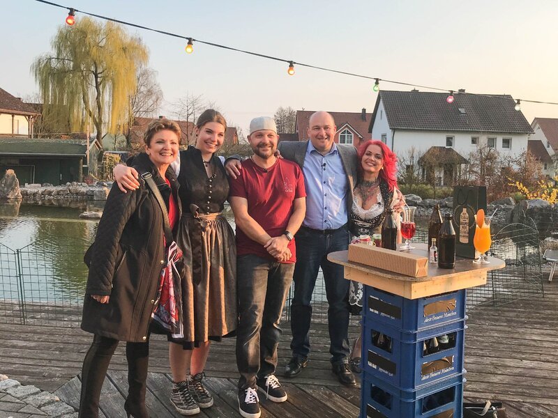 V.l.: Anna-Maria, Maria, Gastgeber Thorsten, Klaus und Sina – Bild: TVNOW /​ ITV Studios