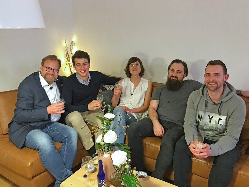 V.l.: Martin, Neal, Gastgeberin Janina, Marko und Manuel – Bild: TVNOW /​ ITV Studios