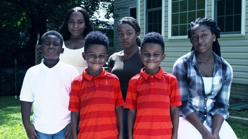 Young twins are with their siblings. – Bild: Discovery Communications, LLC.