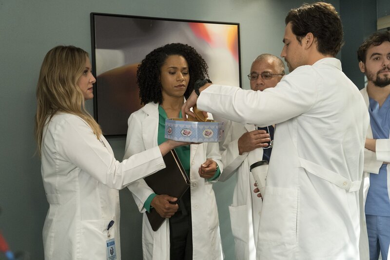 Vor einer wichtigen Konferenz verteilt Arizona (Jessica Capshaw) Kekse, die eine unerwartete Wirkung haben … – Bild: 2017 American Broadcasting Companies, Inc. All rights reserved. /​ Byron Cohen Lizenzbild frei