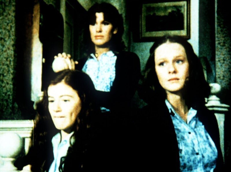 Erschrocken nehmen Elizabeth (Kami Cotler, l.), Erin (Mary Beth McDonough, r.) und Mary Ellen (Judy Norton-Taylor, M.) die Nachricht von der Krankheit ihrer Mutter auf. – Bild: Sat.1 Gold