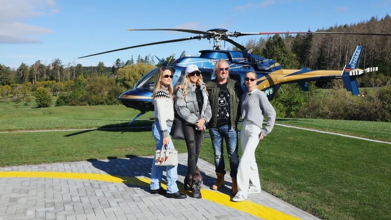 Thüringen-Tour mit Promi-Faktor: In Weimar besuchen die Geissens das Goethe-Haus, in Oberhof treffen sie Olympiasieger Max Langenhan. Per Helikopter geht es zum Eiskanal – Bobfahren inklusive. – Bild: RTLZWEI