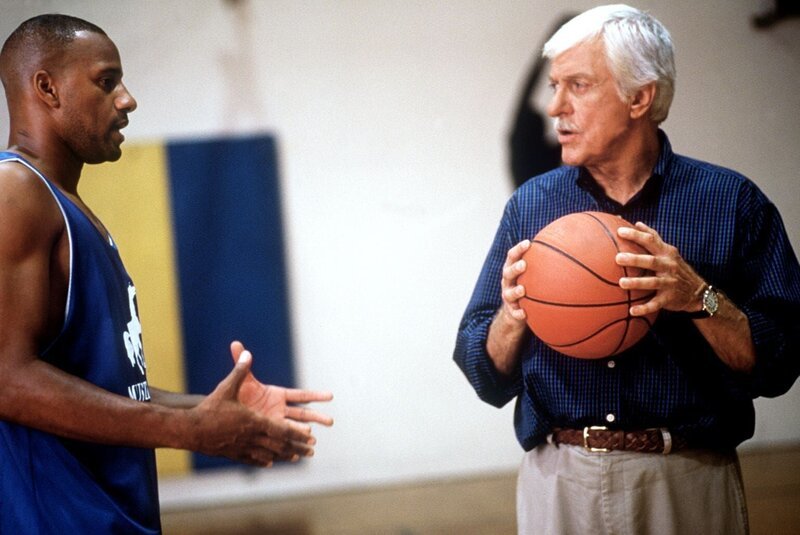 Dr. Mark Sloan (Dick Van Dyke, r.) im Gespräch mit Charles O’Bannon (Charles O’Bannon, l.), dem Superstar im Basketball. – Bild: Unbekannt /​ ProSieben Media AG