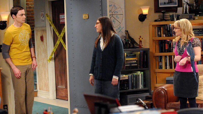 L-R: Sheldon Cooper (Jim Parsons), Amy Farrah Fowler (Mayim Bialik), Bernadette (Melissa Rauch) – Bild: MAX Hungary