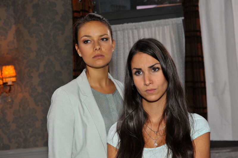 Jasmin (Janina Uhse, li.) und Ayla (Sila Sahin) sind völlig ratlos, wie sie Dominik noch helfen können. – Bild: RTL