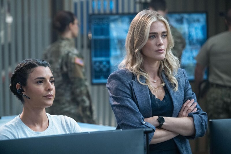 Sara Garcia als Jennifer Morales und Melissa Roxburgh als Rebecca Henderson(r.) – Bild: NBCUniversal All Rights Reserved /​ James Dittiger Lizenzbild frei