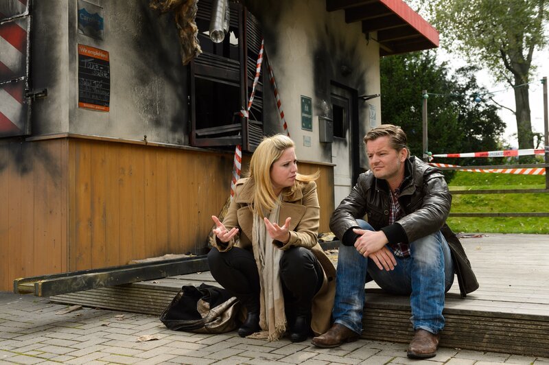 Ingo (André Dietz) versucht Bea (Caroline Maria Frier) zu überzeugen, ans andere Ende der Welt zu reisen, um dort mit ihrem Currywurst-Fachwissen viel Geld zu verdienen. – Bild: RTL