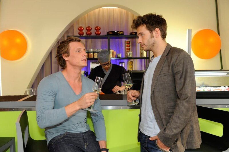 Was ist zwischen Tom (Patrick Kalupa, l.) und Enrique (Jacob Weigert, r.) los? – Bild: SAT.1
