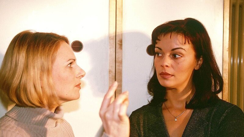 Anna (Bettina Kramer li.) entdeckt, dass Elke (Monika Guthmann) mit Drogen dealt und stellt sie zur Rede. – Bild: MG RTL D