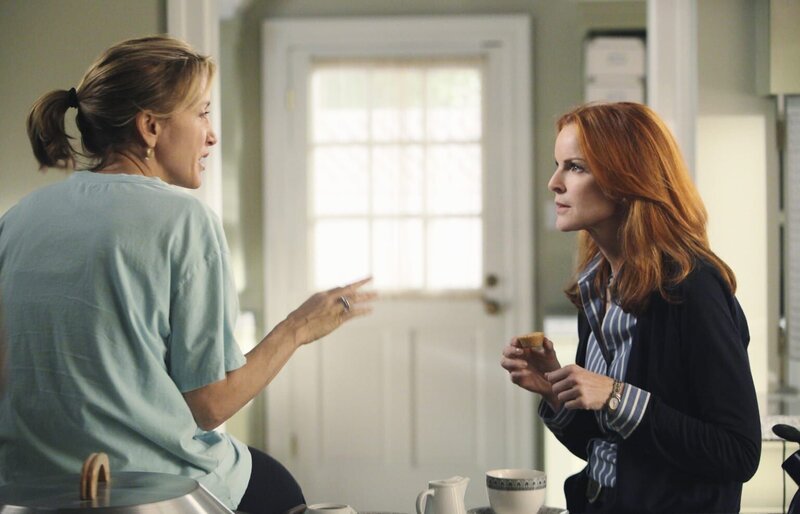Lynette Scavo (Felicity Huffman, l.); Bree Van De Kamp (Marcia Cross, r.) – Bild: ABC Studios