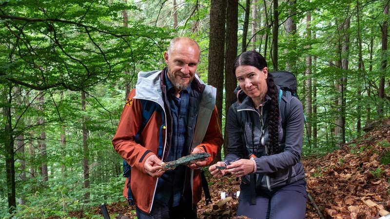 Hermann Maier und Julia Seeber finden einen Smaragdgrünen Regenwurm. – Bild: Interspot Film