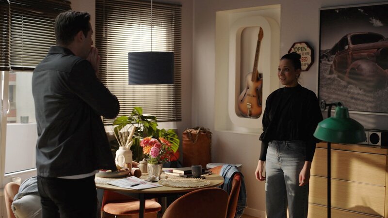 Charlotte „Charlie“ (Shaolyn Fernandez) überzeugt Deniz (Igor Dolgatschew), dass die Homestory eine gute Idee ist. – Bild: RTL