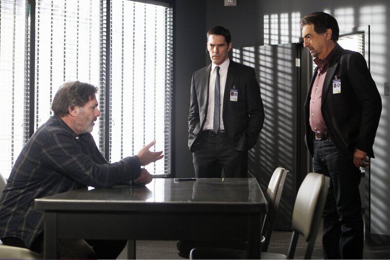 Hat Bruce Morrison (Ken Olin, l.) etwas mit dem Verschwinden seiner Töchter zu tun? Rossi (Joe Mantegna, r.) und Hotch (Thomas Gibson, M.) versuchen dies herauszufinden … – Bild: Monty Brinton /​ ABC STUDIOS /​ American Broadcasting Companies, Inc.