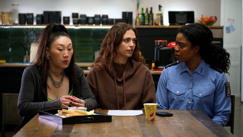 Olivia merkt, dass Milla die Begegnung mit der schwangeren Sara stärker belastet, als sie zugibt. Ein Brief an Amelie zeigt ihre Verzweiflung. Als Milla im Matrix zusammenbricht, organisiert Olivia mit Janni und Karla einen Trip nach Riga. – Bild: RTLZWEI