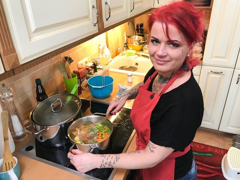 Gastgeberin Sina – Bild: TVNOW /​ ITV Studios
