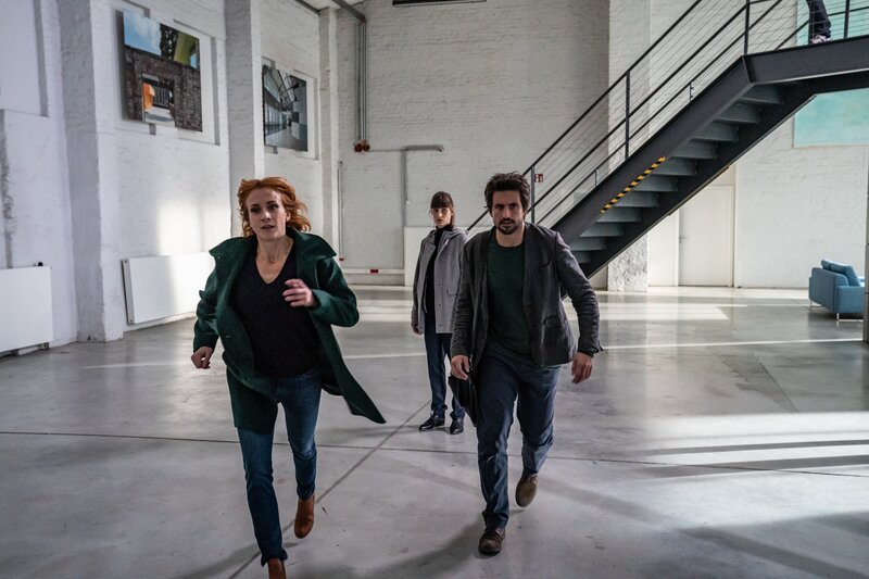 (v.l.n.r.) Elena Lange (Annika Ernst); Dr. Miriam Vogt (Sophie Lutz); Felix „Einstein“ Winterberg (Tom Beck) – Bild: SAT.1