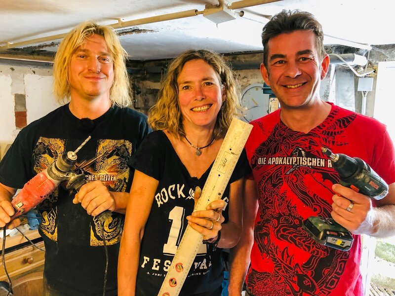 V.l.: Kumpel Ralf, Claudia und Frank – Bild: TVNOW /​ Tokee Bros.