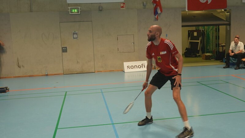Leistungssportler Julian gibt auf dem Badmintonfeld alles. Er tritt gegen andere Spieler an, die ebenfalls mit Spenderorganen leben. – Bild: RTL
