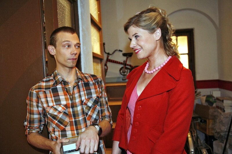 Jürgen (Oliver Bokern, l.) fühlt sich von einer Einladung Doreens (Alexandra Seefisch, r.) geschmeichelt und nimmt sie weniger als Dankeschön, sondern als Kompliment … – Bild: SAT.1 /​ Monika Schürle