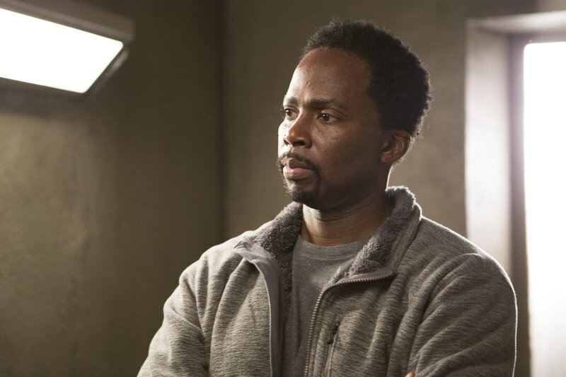 Ist es Charles (Harold Perrineau), der den Mord an einem berühmten Sportchirurgen begangen hat? – Bild: Warner Bros. Entertainment, Inc.