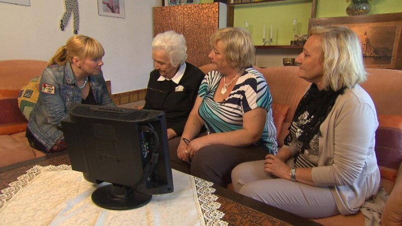 Die betagte Maria (2.v.l.) aus Österreich vermisst ihren Spross Michael (53). Zusammen mit ihren beiden Töchtern bittet sie Julia Leischik (l.) um Hilfe … – Bild: © SAT.1