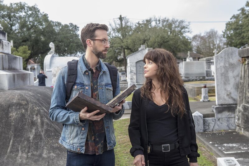 Für ihren aktuellen Fall begeben sich Sebastian Lund (Rob Kerkovich, l.) und Tammy Gregorio (Vanessa Ferlito, r.) auf Zeitreise … – Bild: CBS Broadcasting, Inc. All Rights Reserved /​ Skip Bolen /​ Skip Bolen