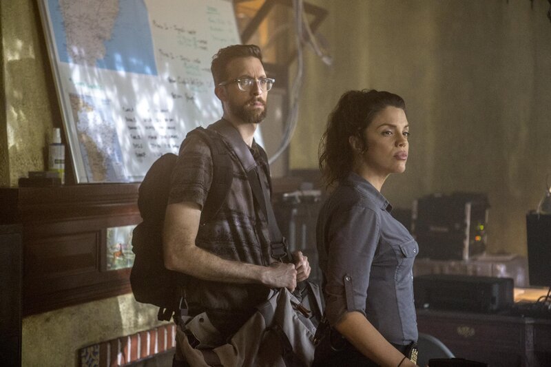 Für eine geheime Operation reisen Tammy (Vanessa Ferlito, r.) und Sebastian (Rob Kerkovich, l.) nach Südamerika … – Bild: CBS Broadcasting, Inc. All Rights Reserved /​ Skip Bolen