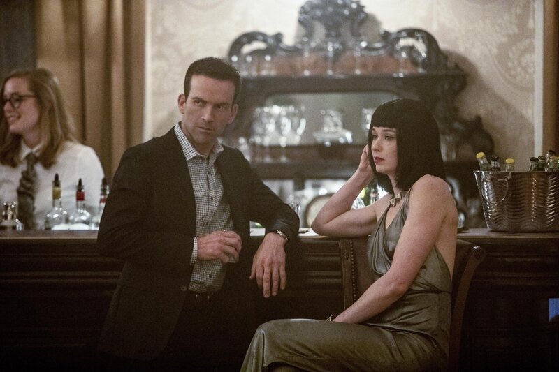 LaSalle (Lucas Black, l.) ermittelt undercover bei einem Pokerspiel und trifft dabei auf Amy Collins (Lucy Walters, r.) … – Bild: CBS Broadcasting, Inc. All Rights Reserved /​ Skip Bolen