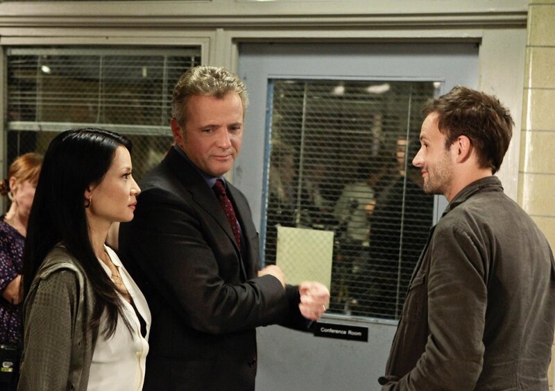 Hat einen neuen Fall für Sherlock Holmes (Jonny Lee Miller, r.) und Dr. Watson (Lucy Liu, l.): Captain Gregson (Aidan Quinn, M.) … – Bild: CBS Television