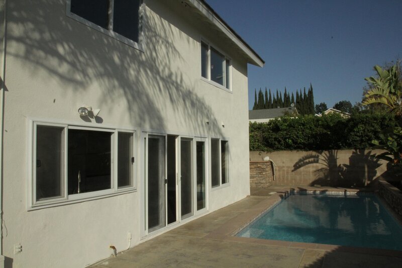 Christina und Tarek El Moussa kaufen preiswert Häuser auf. Sie stecken all ihre Energie in die Renovierung und Sanierung und hoffen anschließend auf einen gewinnbringenden Weiterverkauf. Das kreative Ehepaar verleiht jedem Haus ein eigenes Wohnkonzept und verwandelt so manche Bruchbude in einen Traumpalast … – Bild: HGTV/​Scripps Networks, LLC