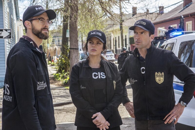 Brauchen einen Plan um Geiseln zu befreien: (v.l.n.r.) Sebastian Lund (Rob Kerkovich), Tammy Gregorio (Vanessa Ferlito) und Christopher LaSalle (Lucas Black) … – Bild: CBS Broadcasting, Inc. All Rights Reserved /​ Skip Bolen /​ Skip Bolen