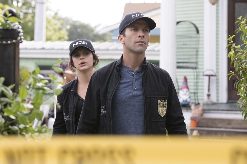 Suchen nach der undichten Stellt beim NCIS, die Informationen an die Presse gibt: Tammy (Vanessa Ferlito, l.) und LaSalle (Lucas Black, r.) … – Bild: CBS Broadcasting, Inc. All Rights Reserved /​ Sam Lothridge /​ Sam Lothridge