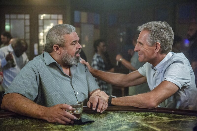 Kann Pride (Scott Bakula, r.) seinen Freund Newman (John Cothran, l.) davon überzeugen ihm vor Gericht zu helfen? – Bild: CBS Broadcasting, Inc. All Rights Reserved /​ Skip Bolen /​ Skip Bolen