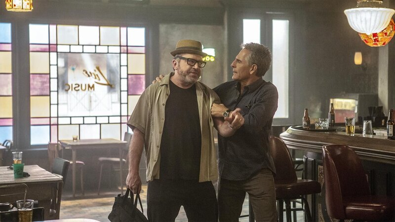 Oliver Crane (Mark Gessner, l.); Dwayne Pride (Scott Bakula, r.) – Bild: CBS Broadcasting, Inc. All Rights Reserved