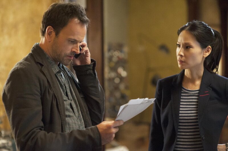 Auf der Suche nach dem Todesengel: Sherlock Holmes (Jonny Lee Miller, l.) und Joan Watson (Lucy Liu, r.) … – Bild: CBS Television