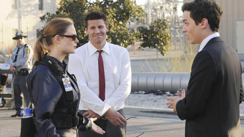 Wer hat die mumifizierte Leiche aus der ägyptischen Abteilung des Jeffersonian gestohlen? Brennan (Emily Deschanel), Booth (David Boreanaz, M.) und Sweets (John Francis Daley) können nur spekulieren. – Bild: RTL /​ FOX