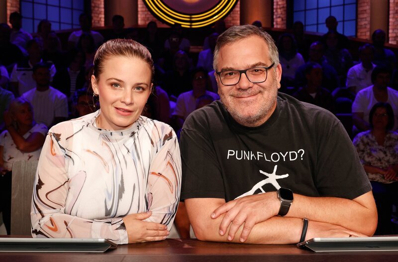 Rateteam-Kapitän Elton (r.) mit der Schauspielerin Jasna Fritzi Bauer (l.). – Bild: ARD/​Morris Mac Matzen