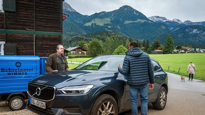 Die Kommissare Beissl (Andreas Giebel, l.) und Paulsen (Peter Marton, r.) vor der Schreinerei Wimmer: der Schreinermeister Sebald Wimmer ist in den Focus der Ermittlungen geraten. – Bild: ARD/​Lucky Bird Pictures/​Andreas Steffan