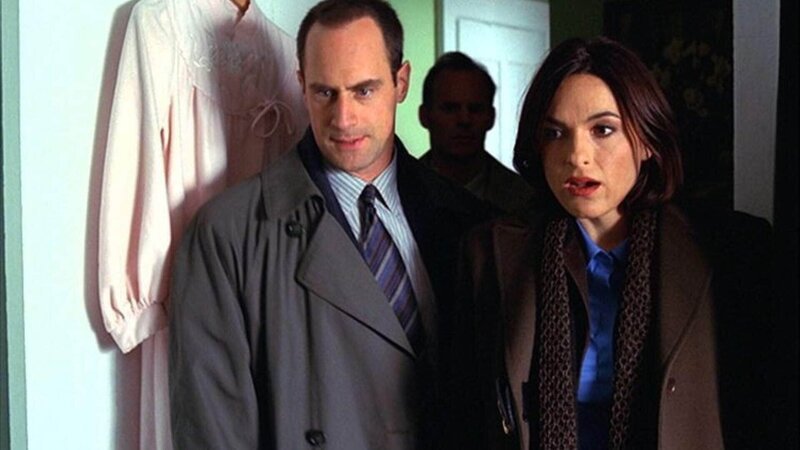 Detective Benson (Mariska Hargitay) und Detective Stabler (Christopher Meloni) treffen am Tatort ein, wo sie ein grauenvoller Anblick erwartet. – Bild: RTL Deutschland