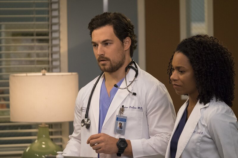 Ihre Patientin hat panische Angst vor ihrer lebenswichtigen Operation. Können Dr. Pierce (Kelly McCreary, r.) und Dr. DeLuca (Giacomo Gianniotti, l.) ihre Patientin noch überzeugen? – Bild: American Broadcasting Companies, Inc. /​ John Fleenor