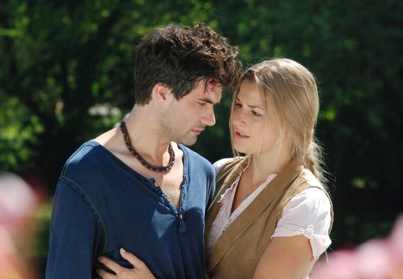 Konstantin (Moritz Tittel, l.) schafft es nicht, Theresa (Ines Lutz, r.) die Wahrheit zu sagen. – Bild: ARD/​Ann Paur