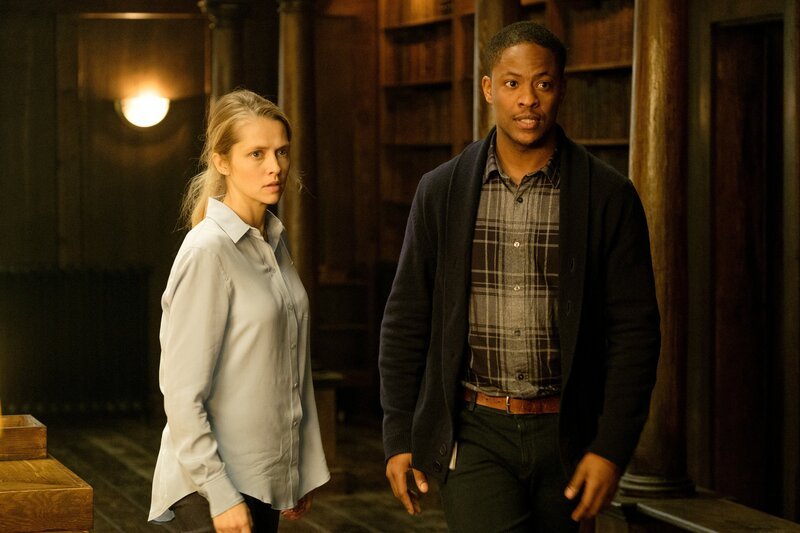 L-R: Diana Bishop (Teresa Palmer), Sean (Tomiwa Edun) – Bild: Sky UK Limited /​ Die Verwendung ist nur bei redak /​ Sky Vision /​ © Sky UK Limited