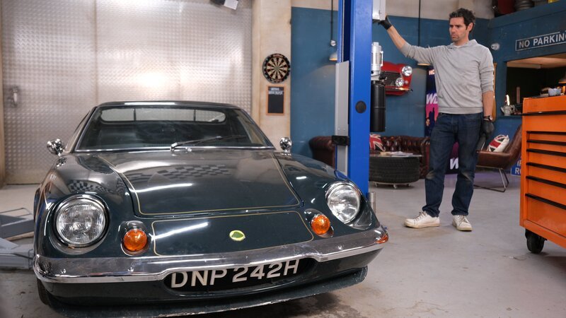 ELIVS PUTTING LOTUS ON RAMP.. – Bild: Discovery, Inc. All Rights Reserved.